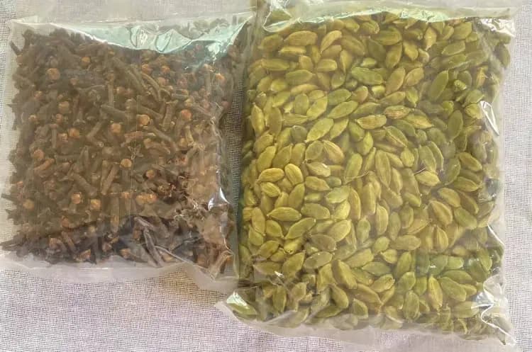 Combo Cardamom Seeds 500Gm Cloves 500Gm Packet